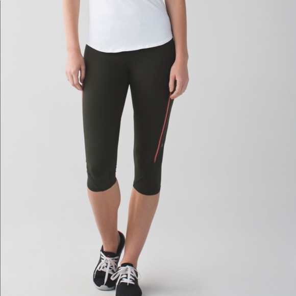 lululemon athletica Pants - Lululemon Vent It Out Crop! Size 6.